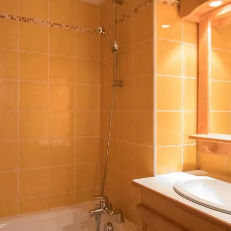 Duplex Pour 10 Pers, Au Pied Des Pistes, Proche Telecabine Et Commerces, Parking Inclus - Fr-1-508-16 Apartment *